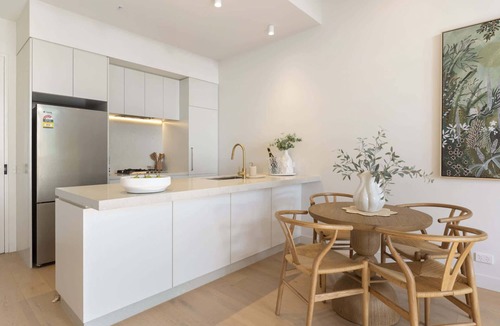 Frankston Apartment | Azure Horizon | Rooftop spa & bay views