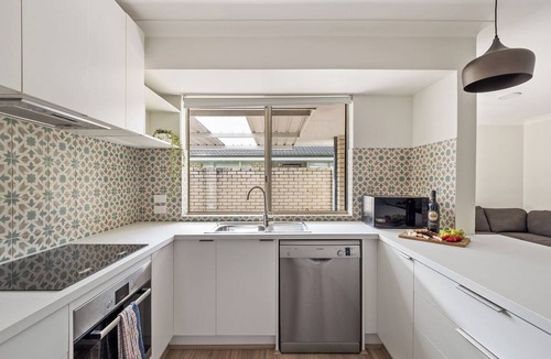 West Busselton House | B&J Beach Bungalow- pet-friendly 180m to dog beach