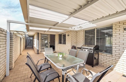West Busselton House | B&J Beach Bungalow- pet-friendly 180m to dog beach