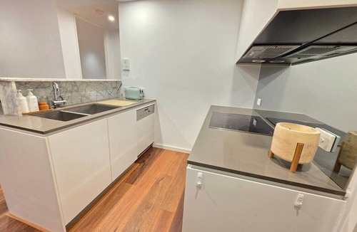 Capital Hill Apartment | Balcony, Dining and 2 Car Spaces