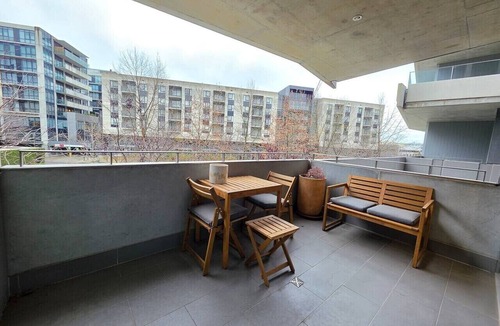 Capital Hill Apartment | Balcony, Dining and 2 Car Spaces