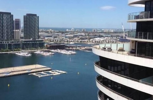 Docklands Apartment | Ballantrae Docklands Apartment 2BD 2BA free WiFi and under cover parking