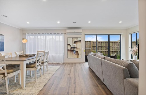 Lake Gardens House | Ballarat Modern Oasis, Stylish 3 bedroom 2 bathroom Retreat, Newly build, New appliances, beds and furniture, Walking distance to Shopping mall