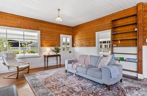 Kingston Beach House | 'Balmoral Cottage' A Kingston Beach Escape