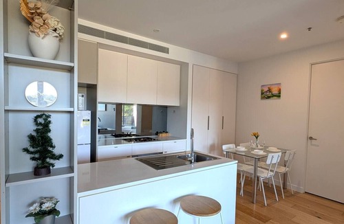 Balwyn North Apartment | Balwyn Bright Beauty|Balcony|Parking|Walk to Shops