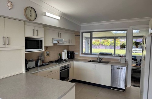 Hyams Beach House | Banyandah - Hyams Beach: Spa, Wifi, Linen, Pet Friendly