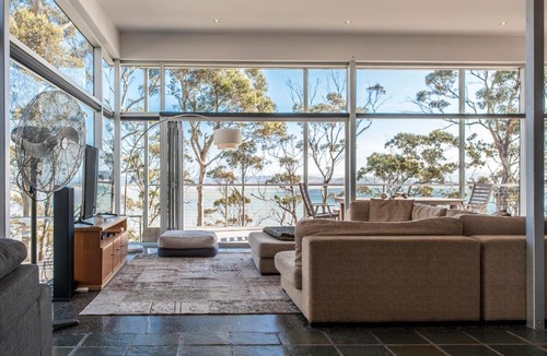 Sandford House | Baragoola Retreat - Luxury Waterfront Property