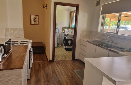 Broadwater House | Barnard Beach House Family home welcoming dogs. Walking distance to the beach.