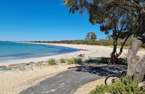 Broadwater House | Barnard Beach House Family home welcoming dogs. Walking distance to the beach.