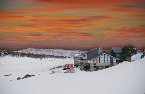 Perisher Valley Hotel | Barrakee Ski Lodge