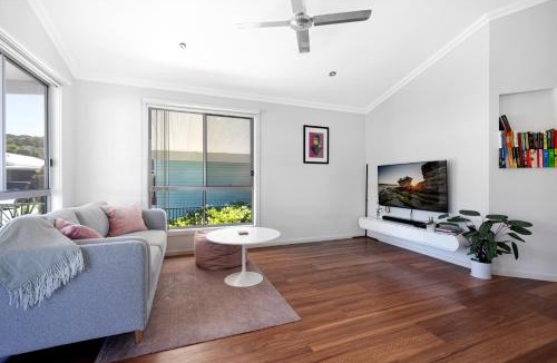 St. Georges Basin Villa | Basin Breeze Retreat Private House with Shared Pool