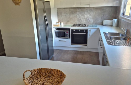 Sanctuary Point House | Basin Bungalow by Book Jervis Bay - Pet Friendly