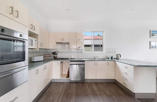 Erowal Bay House | Basin Escape by Book Jervis Bay - short walk to the waters edge.