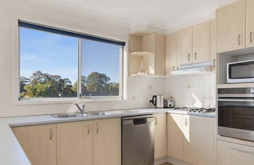 Batehaven House | Bay Breeze Batehaven | Sleeps 10 | 220m to Beach