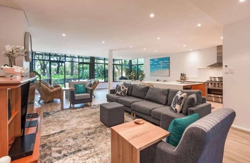 Broadwater House | Baydream Believer: Lush Beachfront Resort Escape