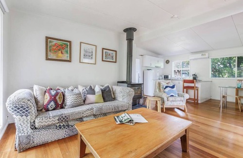Rye Cottage | Bayside Cottage Leafy Stay near Rye Beach and Dining