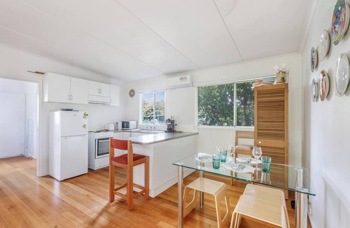 Rye Cottage | Bayside Cottage Leafy Stay near Rye Beach and Dining