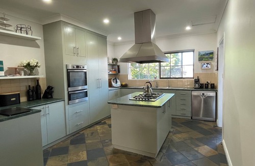 Seaford House | Beach and Winery getaway. The perfect base for a family holiday. Pet friendly