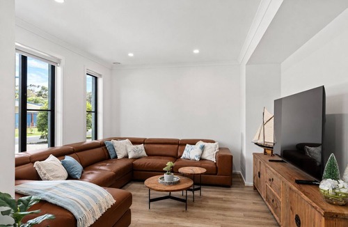 Cowes House | Beach Bliss by Ready Set Stay