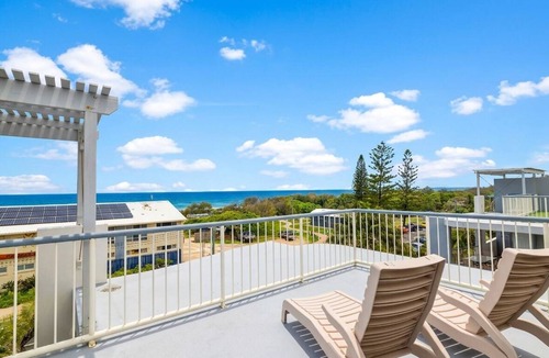 Marcoola Apartment | Beach Days - Rooftop Jacuzzi with Ocean views - Sleep 8 people.