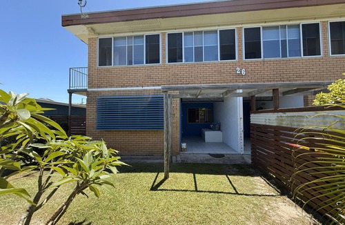 Woorim Apartment | Beach Flat 2, Surfside on Bribie (hear the surf)