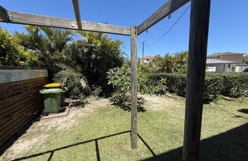 Woorim Apartment | Beach Flat 2, Surfside on Bribie (hear the surf)