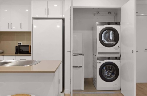 Narrabeen Apartment | Beach & Lake Narrabeen Apartment with Outdoor BBQ