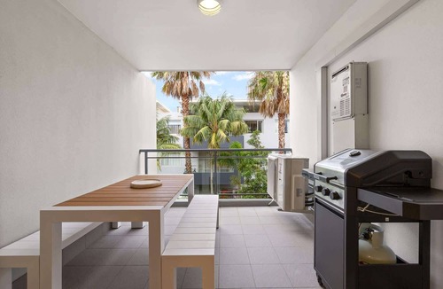 Narrabeen Apartment | Beach & Lake Narrabeen Apartment with Outdoor BBQ