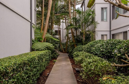 Narrabeen Apartment | Beach & Lake Narrabeen Apartment with Outdoor BBQ