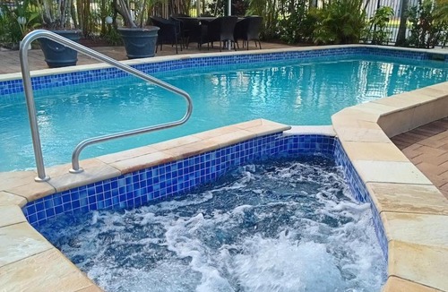 Broadbeach Apartment | Beach Side, Pool, Spa, BBQ, Parking, Walk Convention Centre, Casino, Pac Fair, Light Rail