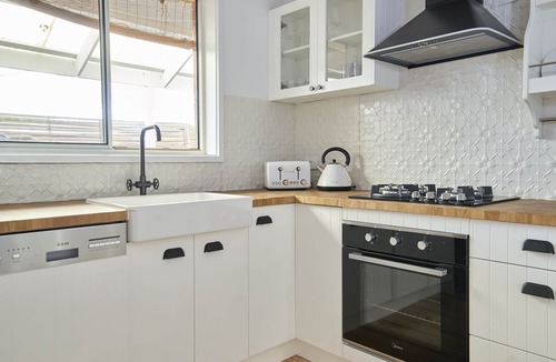 Mornington House | Beach Walk Cottage, Mornington, Pet Friendly (Newly renovated)