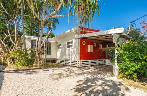 Suffolk Park House | Beachcombers Cottage - beachfront pet retreat