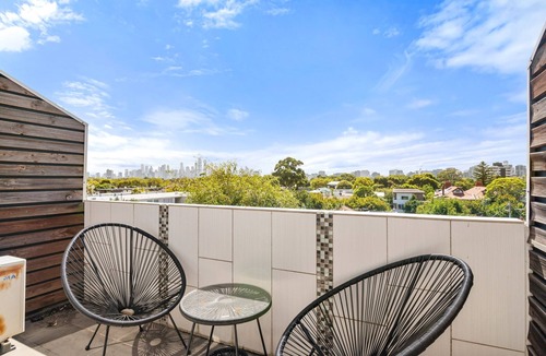 St Kilda West Apartment | Beachfront 2-Bed Apartment with Balcony