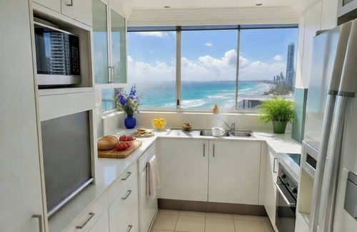 Main Beach Apartment | Beachfront 2BR Stunning Views Balcony Heated Pool
