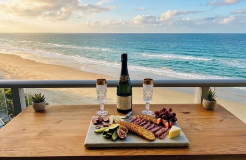 Main Beach Apartment | Beachfront 2BR Stunning Views Balcony Heated Pool
