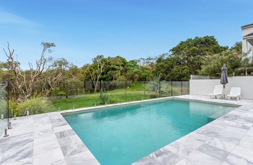 Warana Apartment | Beachfront 3-Bed with Private Pool & Fireplace