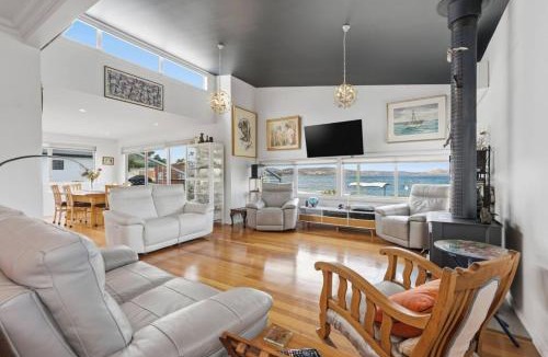 Bellerive House | Beachfront Beauty Bellerive