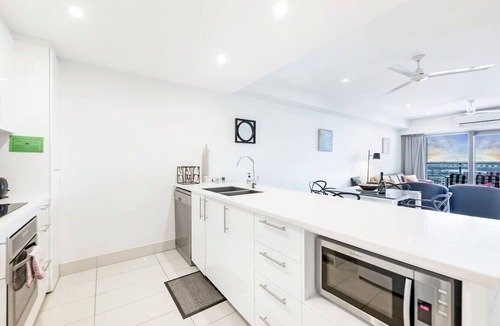 Darwin City Centre Condo | Beachfront Haven: Sea View ~ Pool ~ Outdoor Dining