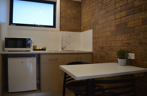 Apollo Bay Hotel | Beachfront Motel