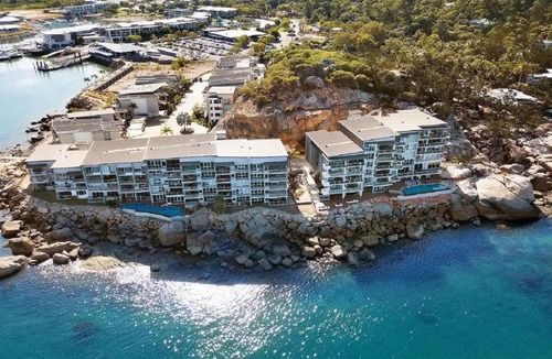 Nelly Bay House | Beachfront - Nelly Bay Apartment