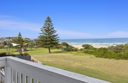 Kiama Downs House | BEACHFRONT OASIS Jones Beach Kiama. Best views, direct beach access, cozy. Relax