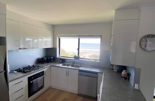 Semaphore Park Apartment | Beachfront ocean-view apartment with balcony