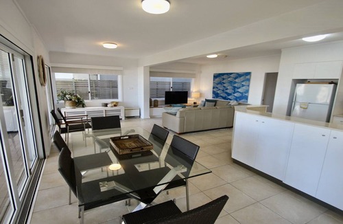 Pearl Beach House | Beachfront/sleeps 7/Ground floor