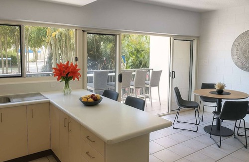 North Ward Apartment | Beachfront Strand Stay - 2BR Near Waterpark & The Strand, Townsville
