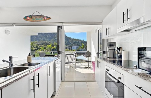 Nelly Bay Apartment | Beachside 17