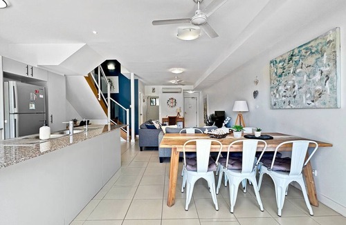 Nelly Bay Apartment | Beachside 17