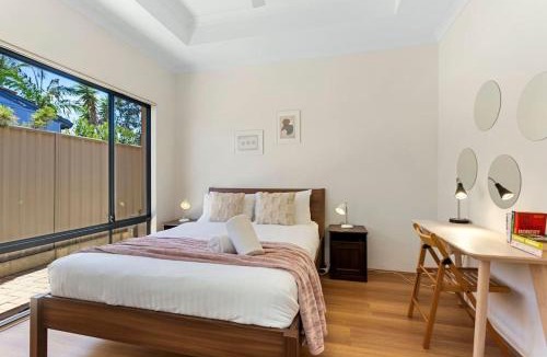 Innaloo Villa | Beachside Gem in Doubleview, Free Wi-Fi, Parking