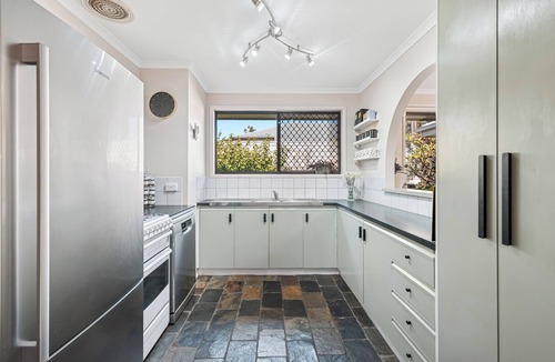 Seacliff House | Beachside house - families, pets, garden, office, parking and city connection