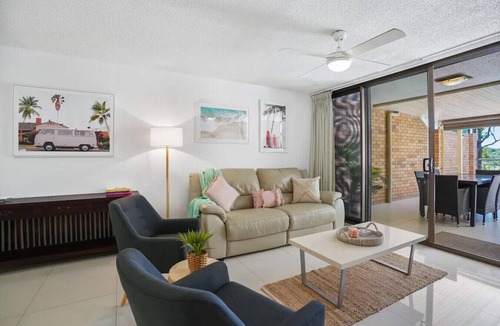 Alexandra Headland Apartment | Beachside Oasis-Walk to Alex Beach