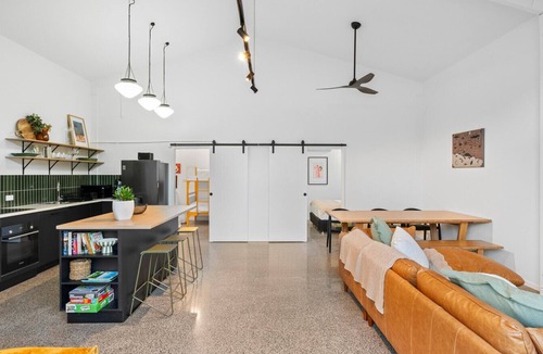 Newell House | Beachside Stay with Queen Bed & Bunks | Black Cockatoo